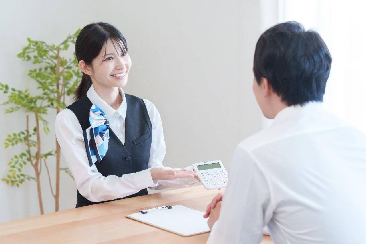 【月給32万円スタートも！】携帯ショップ店員はなぜこんなに待遇がいいのか