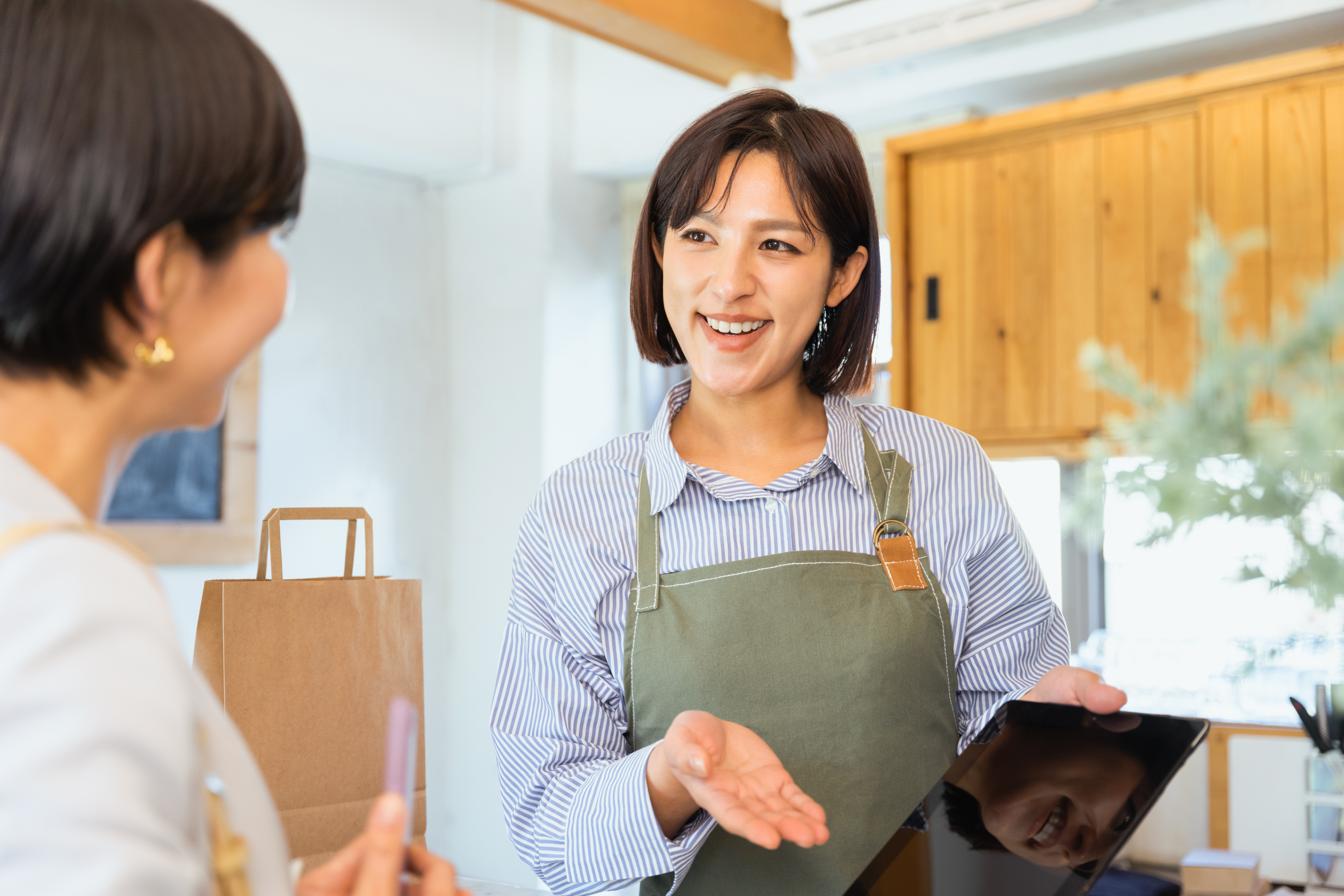 【飲食業からキャリアチェンジ】未経験でも月給32万円スタートが可能！？携帯ショップが異業種転職に選ばれる理由