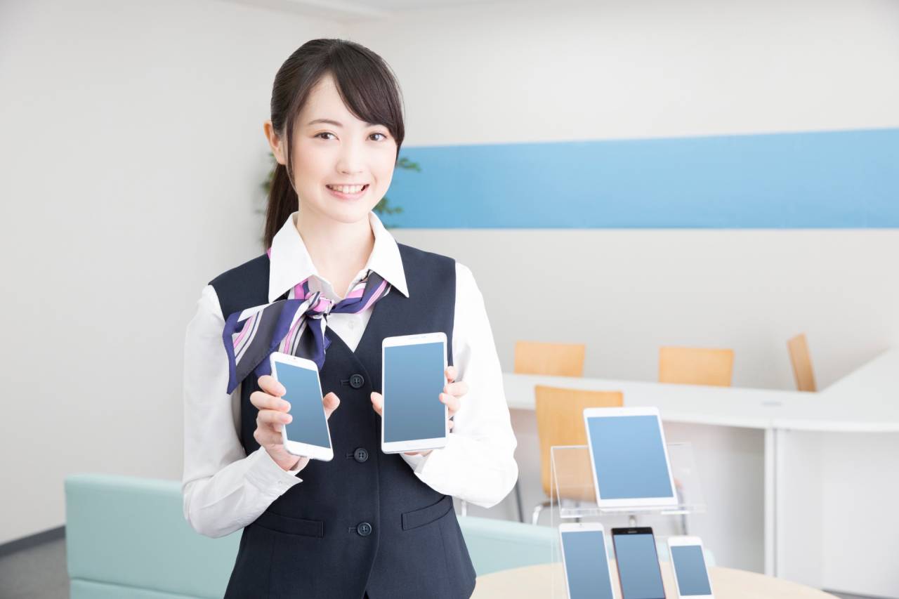 携帯ショップ店員はネイルをつけてもいい？働く前に知りたい身だしなみルールを解説